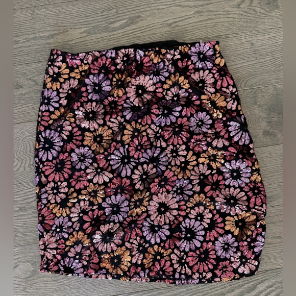 NWOT Floral Sequin Mini Skirt elastic waist band - Picture 2 of 2